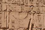 Sollievo di offerta al dio del re, circondato da cartucce con geroglifici, Karnak, Egitto.