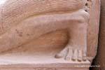 Primo piano di un piede intagliato, tempio di Karnak, Egitto.
