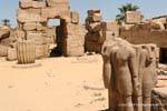 Luogo di identificarsi con una rara giusta statuaria Karnak, Egitto.