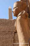 Attraversando prospettive, Amon, geroglifici e superiore del obelisco, Tempio di Karnak, Egitto.