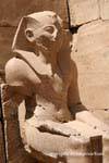 Thutmose III seduto in un angolo, Karnak, Egitto.