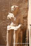 Karnak tempio di vista frontale statua di Thutmose III, Egitto.