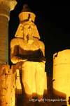 Statua colossale di Ramsete II seduto su un trono, Luxor, Egitto.