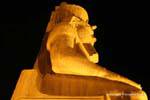 Ai piedi di Ramesse II colosso seduta, vista serale, Tempio di Luxor, Egitto.