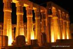 Hypostyle Corridoio con luci notturne vista, Tempio di Luxor, Egitto.