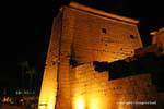 Dietro il primo pilone, Tempio di Luxor, Egitto.