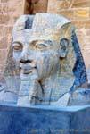 Ramses II testa a terra davanti al primo pilone, Tempio di Luxor, Egitto.