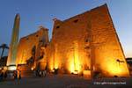 Il pilone di Ramses II, e staues obelisco colossale illuminazione vista serale, Luxor, Egitto.