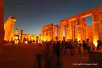 Turismo nella Great Court di Ramesse II, Tempio di Luxor, Egitto.