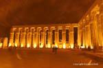 Illuminazione delle colonne del tempio, Corte di Amenhotep III, Luxor, Egitto.