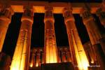 Tempio di Luxor, colonne di papiro nella notte, Egitto.