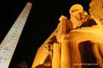 Colossi e obelisco, Tempio di Luxor, Egitto.