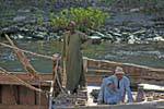 Nile fellahin su una nave di passaggio, Egitto.