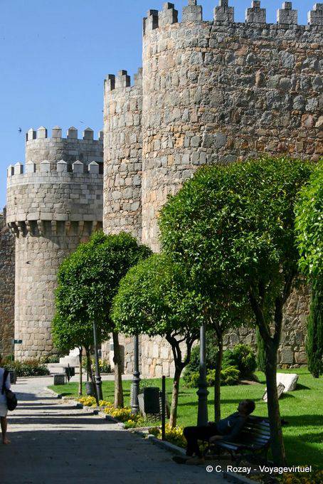 Ondulazioni del muro fortificato, Ávila - Spagna