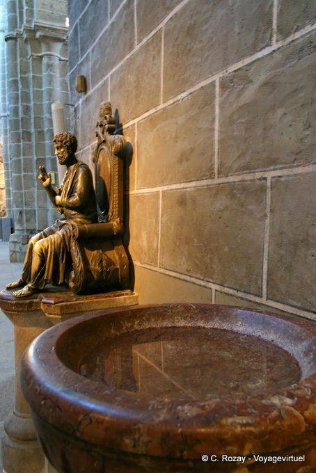 Acquasantiera e santa Cattedrale di Ávila - Spagna