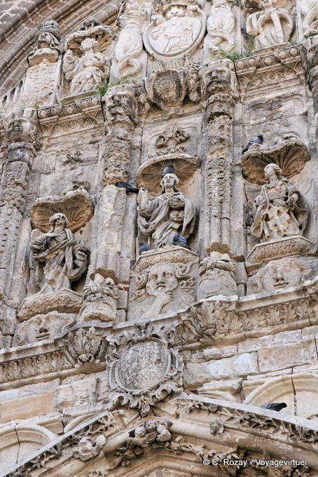 Ávila, particolare della parte superiore del portico della cattedrale gotica - Spagna