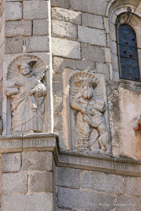 Gli uomini di fede sulla parete esterna della cattedrale, Ávila - Spagna