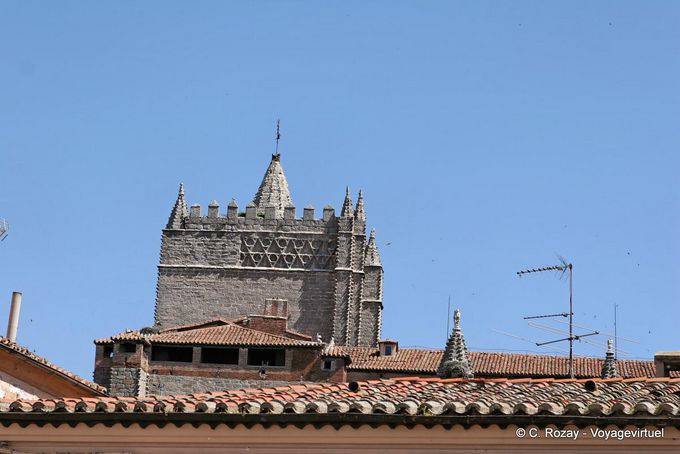 Sopra i tetti, campanile della Cattedrale del Salvador, Ávila - Spagna