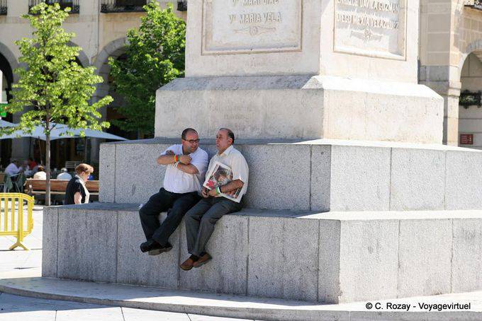 Discussione all'ombra della statua, Ávila - Spagna