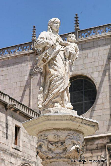 Burgos, la statua della Vergine, Plaza Santa Maria - Spagna