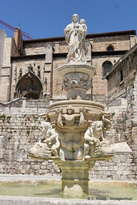 Burgos, fontana verginale, Plaza Santa Maria - Spagna