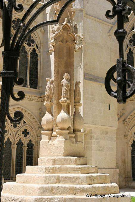 , Cattedrale di Wells e statuaria nel centro di Burgos Chiostro bajo - Spagna