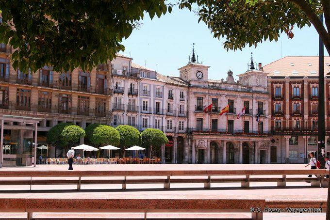 Banche del Plaza Mayor, vista l'Ayuntamiento de Burgos - Spagna
