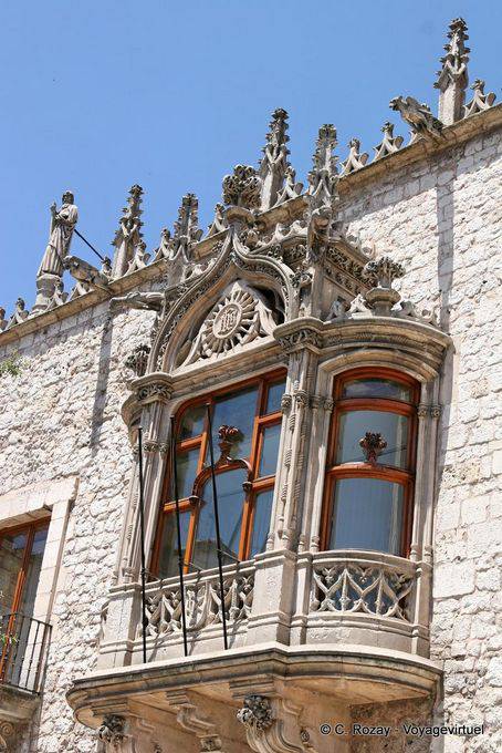 Burgos, si affaccia su un balcone finestra della Casa del Cordón - Spagna
