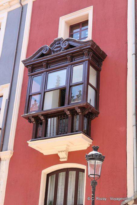 Tipico balcone in legno, Burgos - Spagna