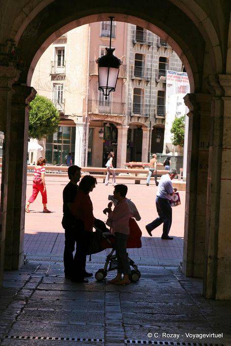 Piccolo passaggio sotto i portici della Plaza Mayor, Burgos - Spagna