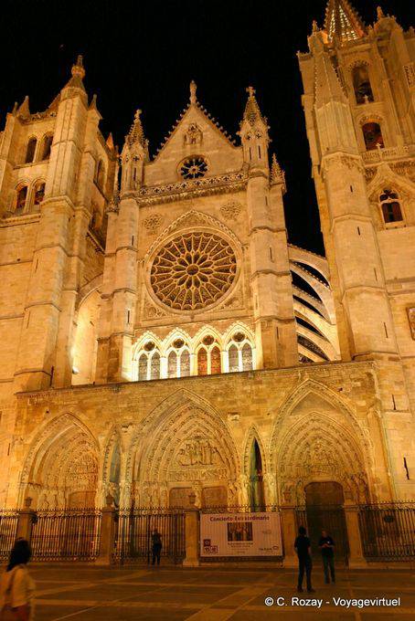 Illuminazione sul portico triplo della Cattedrale di Leon - Spagna
