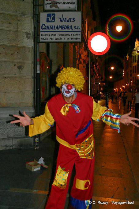 Clown in una strada pedonale, León - Spagna