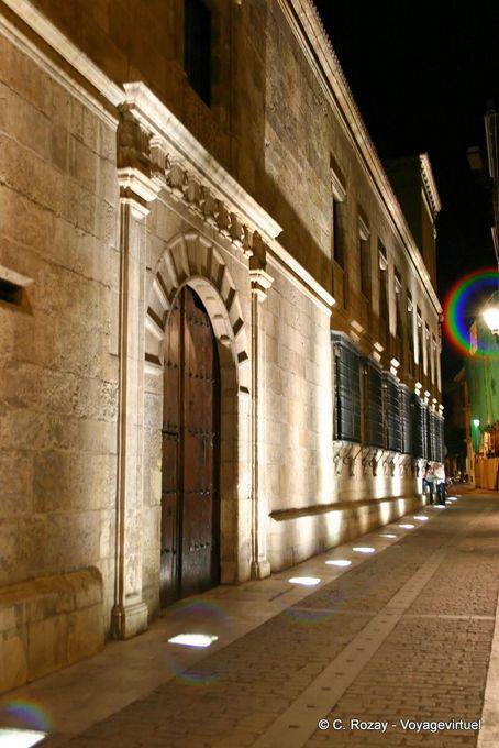 Portico in strada illuminata, León - Spagna