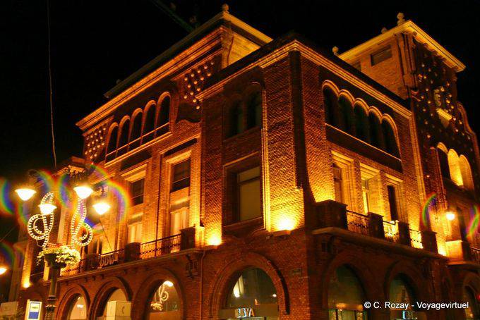 Costruzione della illuminato BBVA, piazza Santo Domingo, Leon - Spagna