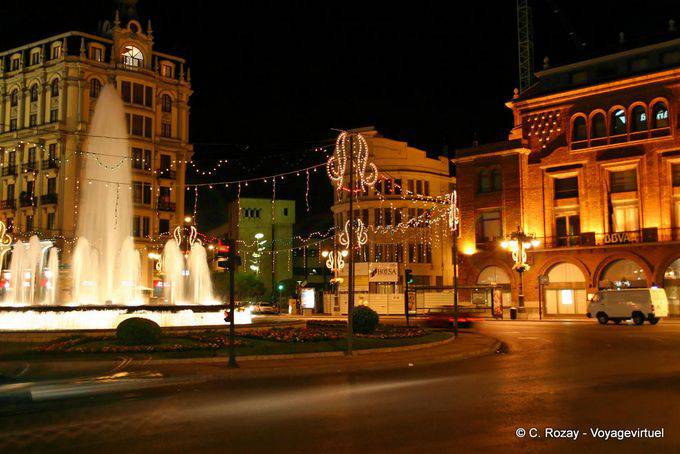 León, waterjet notte sulla Plaza Santo Domingo - Spagna