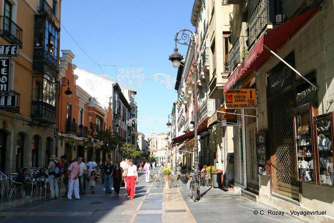 Passeggiata in Calle Ancha, via pedonale, León - Spagna