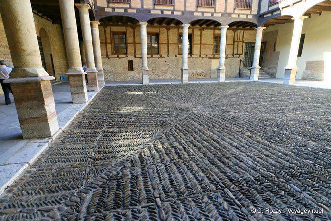 Pavimentazioni nel piccolo chiostro del Vescovado di Leon - Spagna