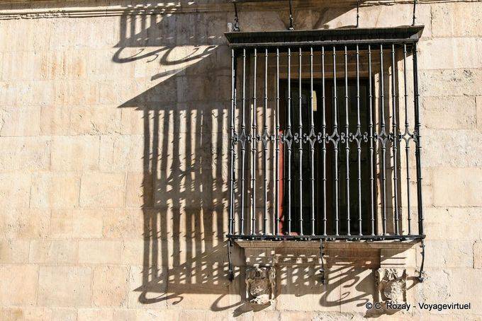 Finestra luce e ombra, Casa Botines, Calle Ancha, León - Spagna