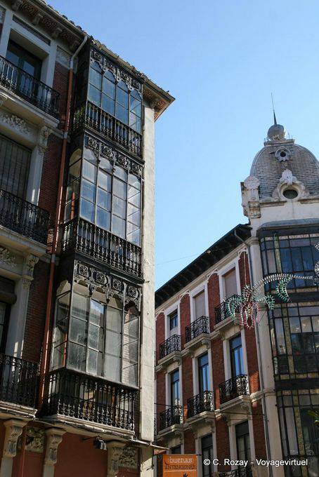 Architettura, all'angolo di Calle Ancha, Calle Sierra Pambley, León - Spagna
