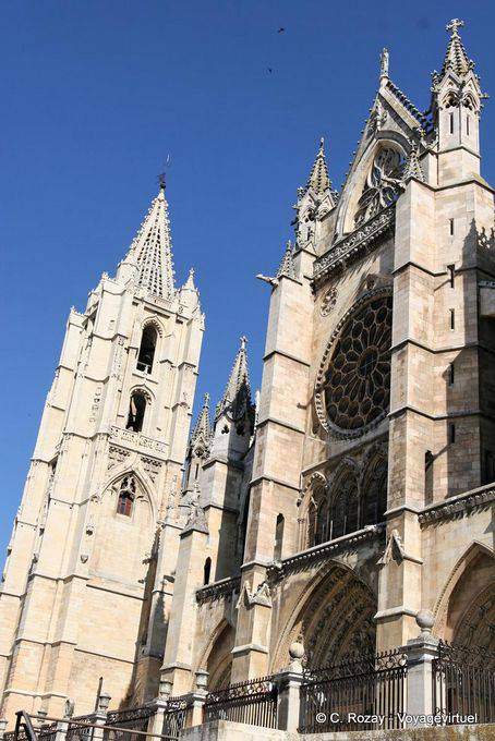 Torre destra e la facciata a sud, la Cattedrale di León - Spagna
