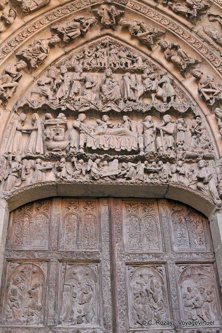 Timpano della San Juan porta che rappresenta il ciclo della Natività di Gesù, Visitazione, Natività, Adorazione dei pastori, Erode, Epifania e Strage degli Innocenti, la Cattedrale di León - Spagna