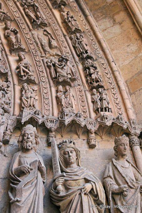 I re e la regina scolpite sulla portada di San Francisco, Cattedrale di León - Spagna
