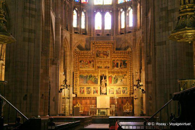 Altare con pala dedicata a Maria, dipinto da Nicolás Francés, Cattedrale di León - Spagna
