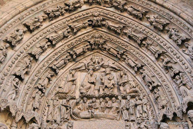 Timpano della porta di San Francisco dedicato alla Vergine, di Santa Maria Cattedrale di Leon - Spagna