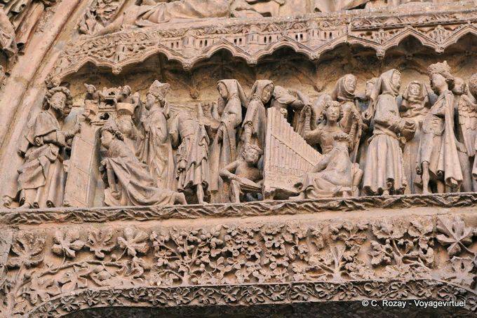 Benedetto con strumenti musicali, il portale della Dama Bianca, la Cattedrale di León - Spagna