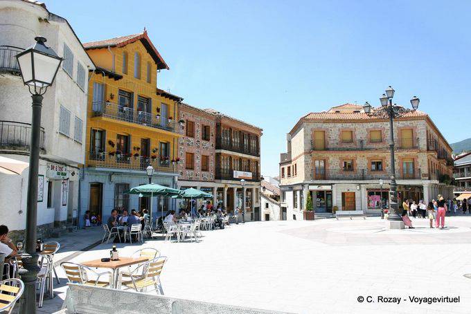 Miraflores della Sierra, tipiche case altitudine sul Plaza del Álamo - Spagna