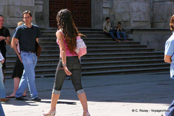 Man sguardo alla ragazza, Salamanca - Spagna