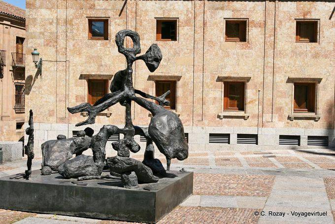 L'arte moderna, statua di metallo, Plaza Anaya, Salamanca - Spagna