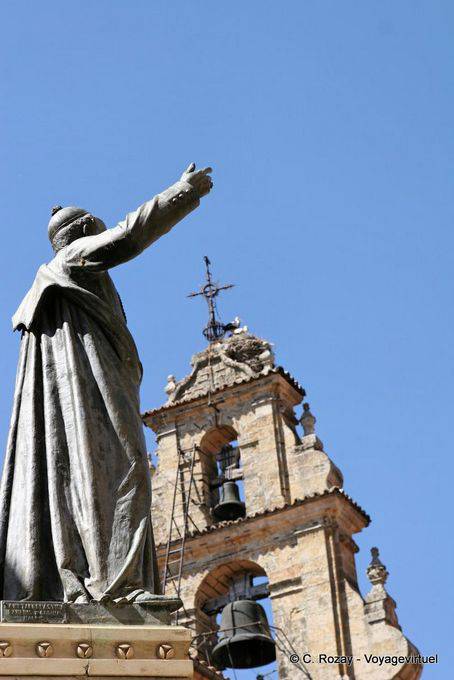 Statua cattolica di fronte alle cicogne campanile, Salamanca - Spagna