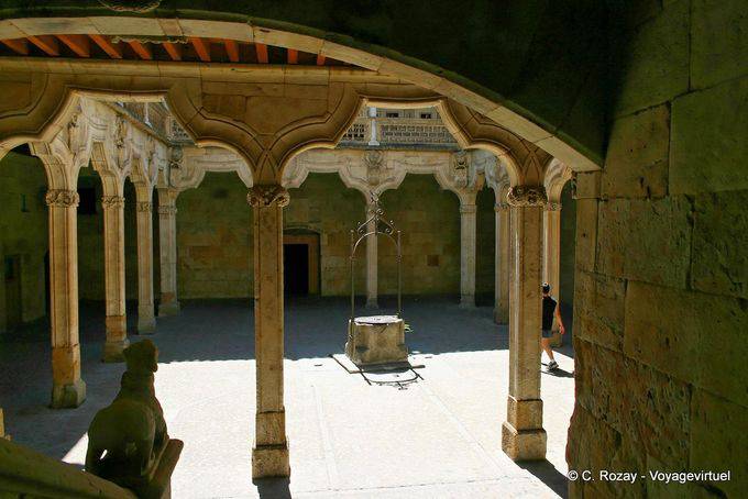 Patio al pozzo di Las Escuelas Menores Salamanca - Spagna